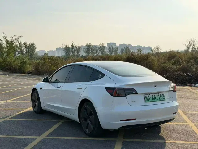 Tesla Model 3 — Фото автомобиля 9