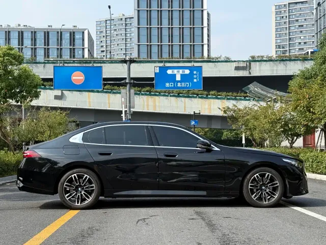 BMW 5 Series — Фото автомобиля 4