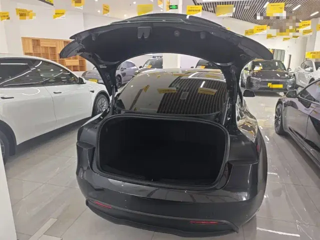 Tesla Model 3 — Фото автомобиля 18