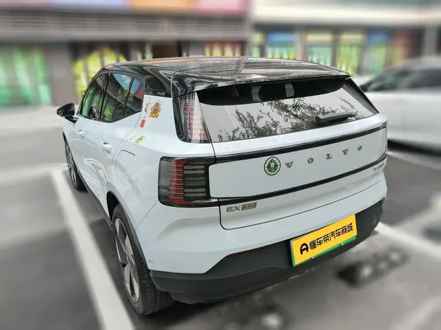 Volvo EX30 — Фото автомобиля 2