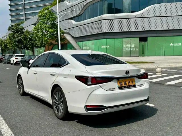 Lexus ES — Фото автомобиля 12