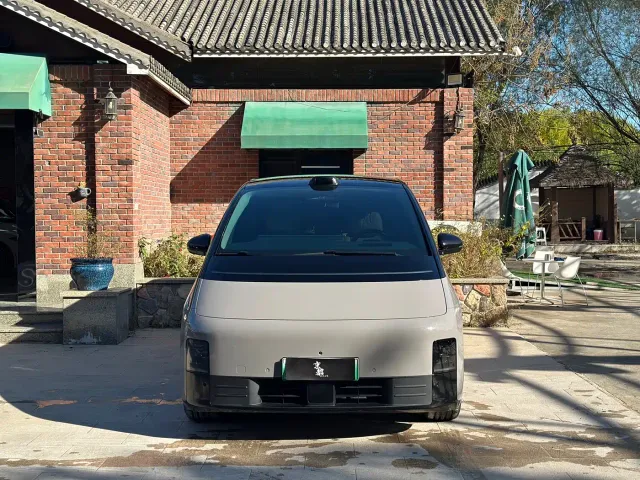 Li Auto MEGA — Фото автомобиля 2