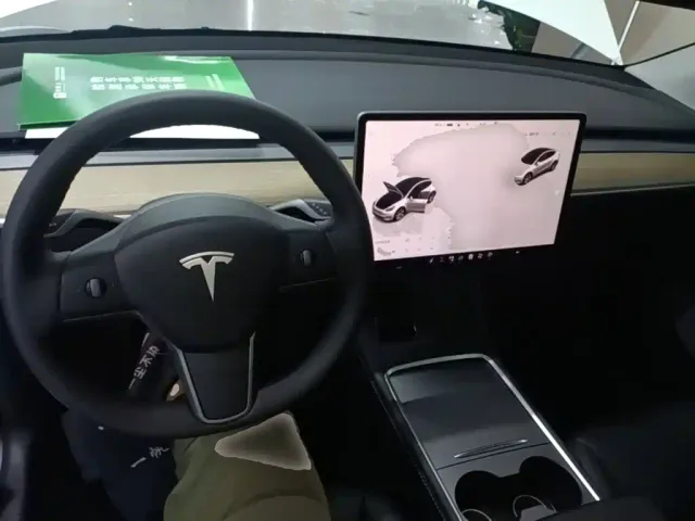 Tesla Model Y — Фото автомобиля 9