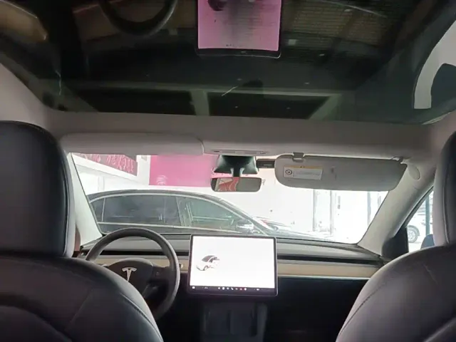 Tesla Model Y — Фото автомобиля 17