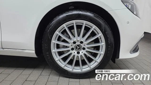 Mercedes-Benz E-Class — Фото автомобиля 5