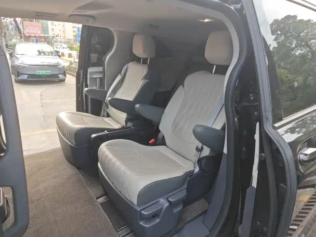Toyota Sienna — Фото автомобиля 16