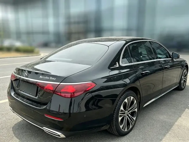 Mercedes-Benz E-Class — Фото автомобиля 3