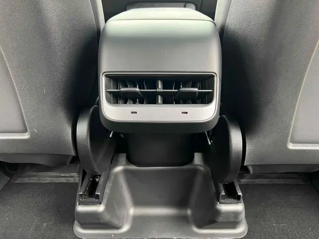 Tesla Model Y — Фото автомобиля 17