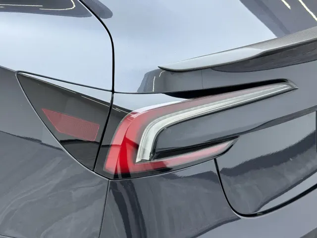 Tesla Model 3 — Фото автомобиля 12