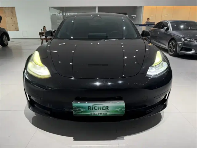 Tesla Model 3 — Фото автомобиля 3