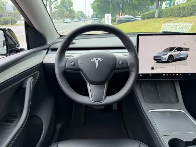 Tesla Model Y — Фото автомобиля 14