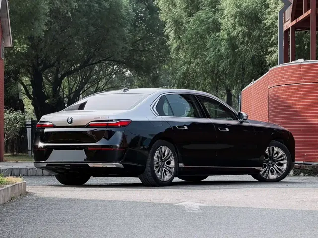 BMW i7 — Фото автомобиля 4