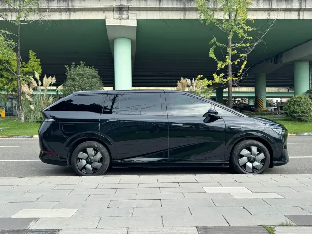 Xpeng X9 — Фото автомобиля 4