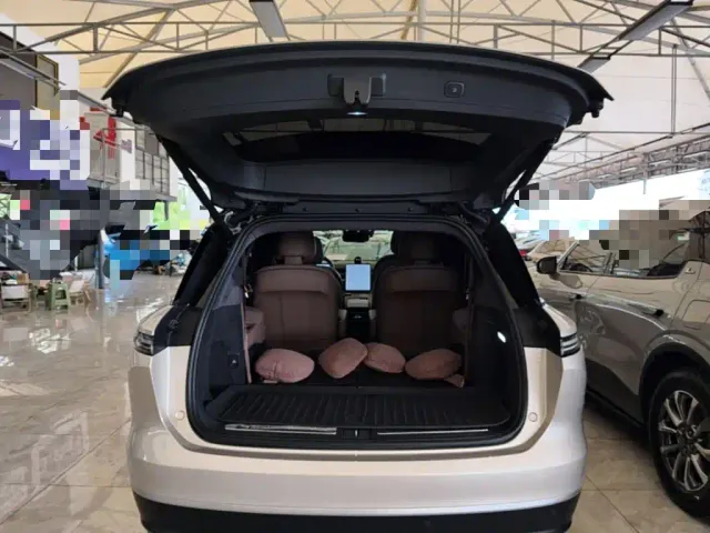 Nio ES8 — Фото автомобиля 18