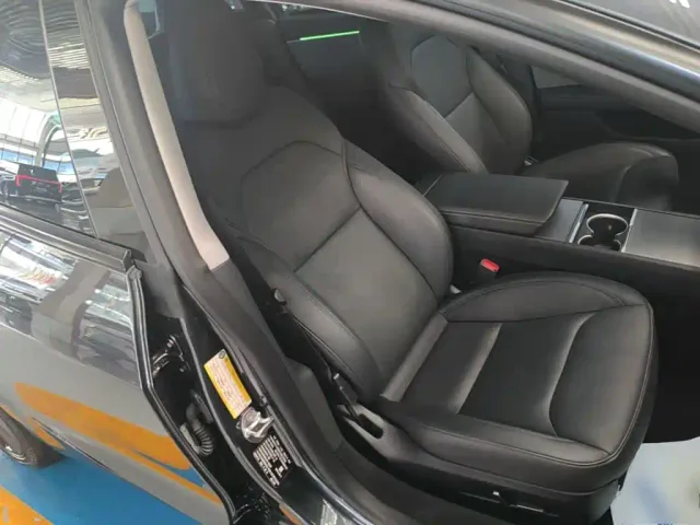 Tesla Model 3 — Фото автомобиля 24