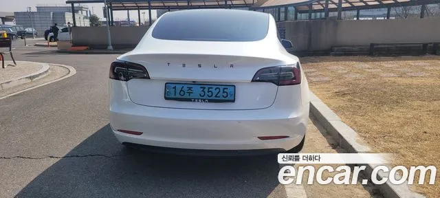Tesla Model 3 — Фото автомобиля 2