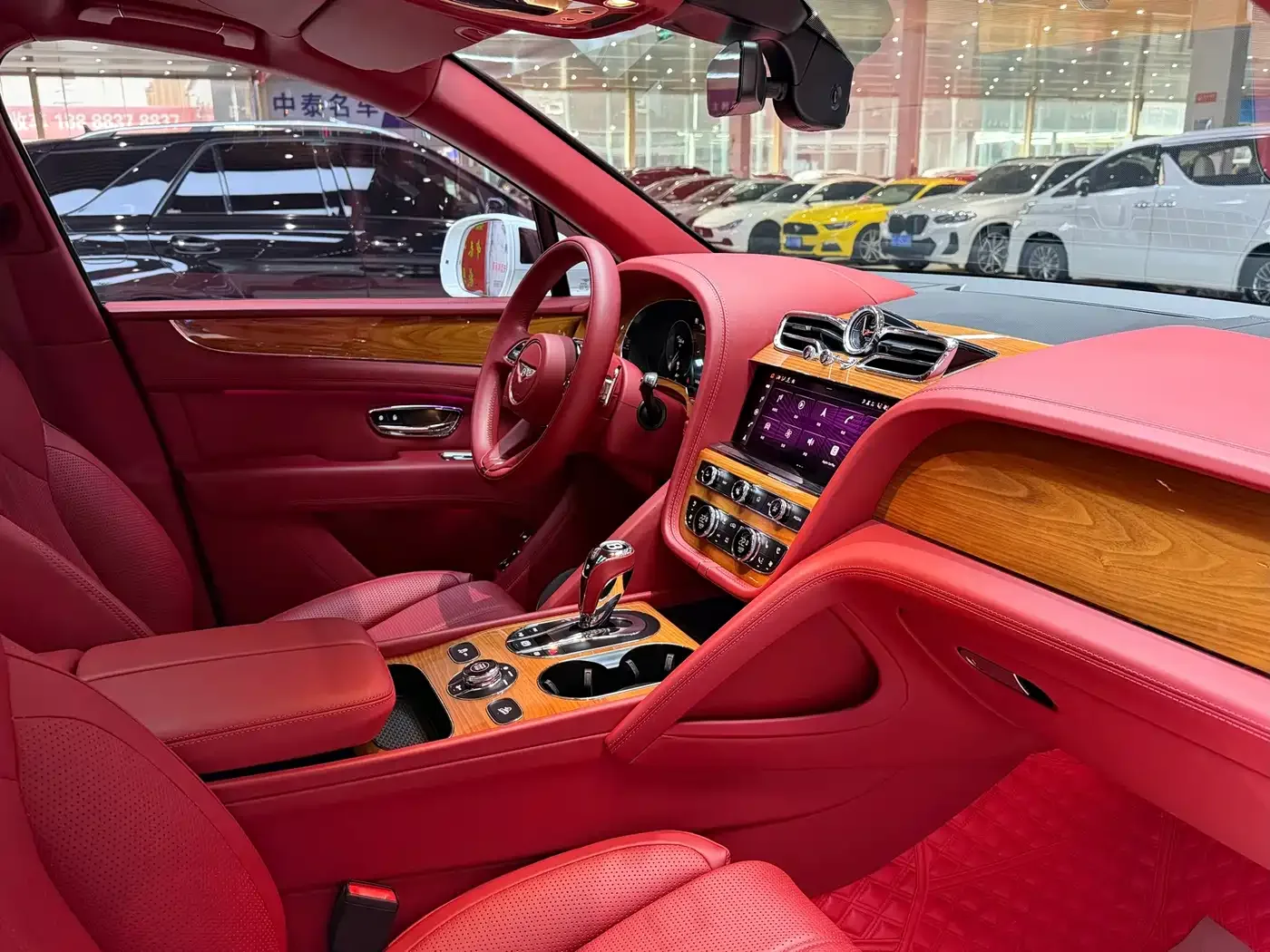 Bentley Bentayga 2024 4.0T V8 Long Wheelbase — Фото автомобиля 10