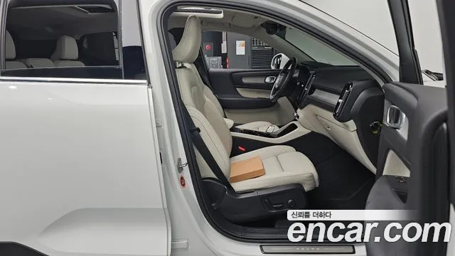 Volvo XC40 — Фото автомобиля 16