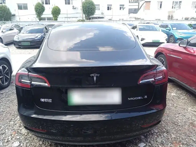 Tesla Model 3 — Фото автомобиля 5