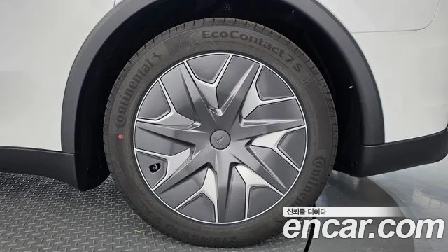 Tesla Model Y — Фото автомобиля 21