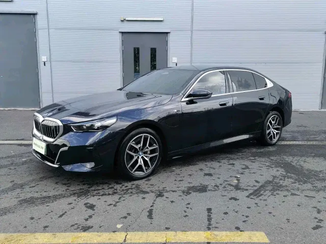 Фотография автомобиля — BMW i5