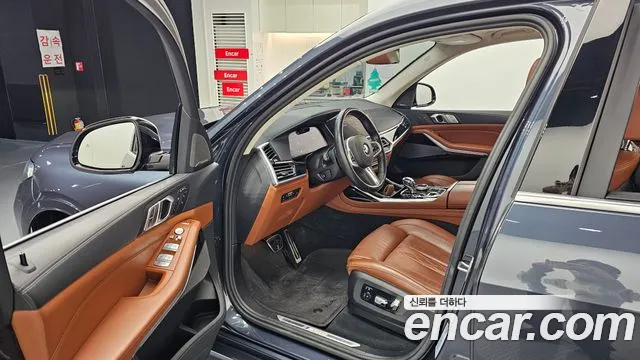 BMW X7 M50i 6 мест — Фото автомобиля 11