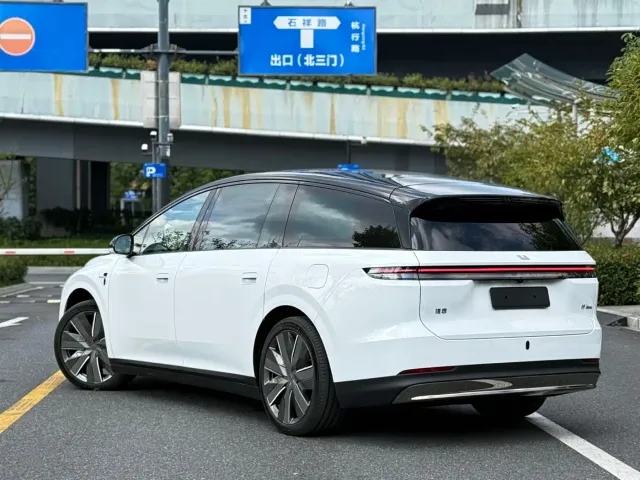 Li Auto i9 — Фото автомобиля 13