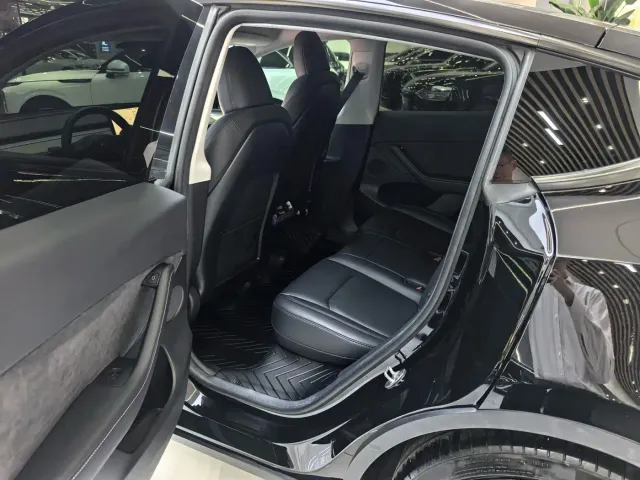 Tesla Model Y — Фото автомобиля 8