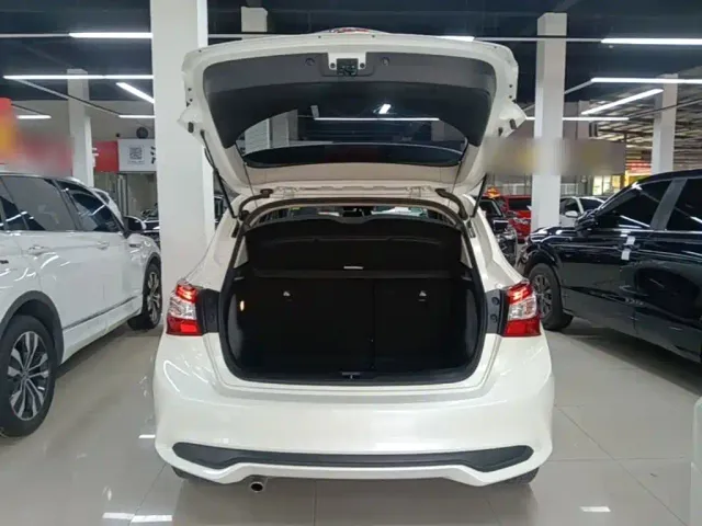 Nissan Tiida — Фото автомобиля 18