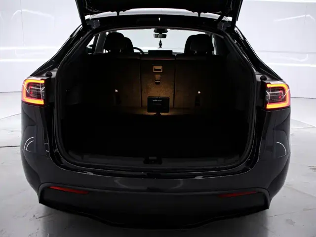 Tesla Model Y — Фото автомобиля 15