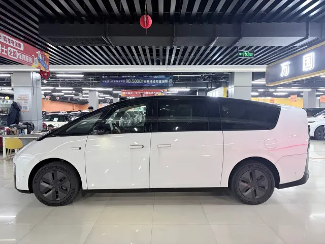 Li Auto MEGA — Фото автомобиля 5