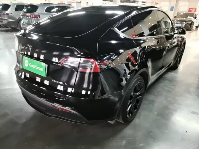 Tesla Model Y — Фото автомобиля 6