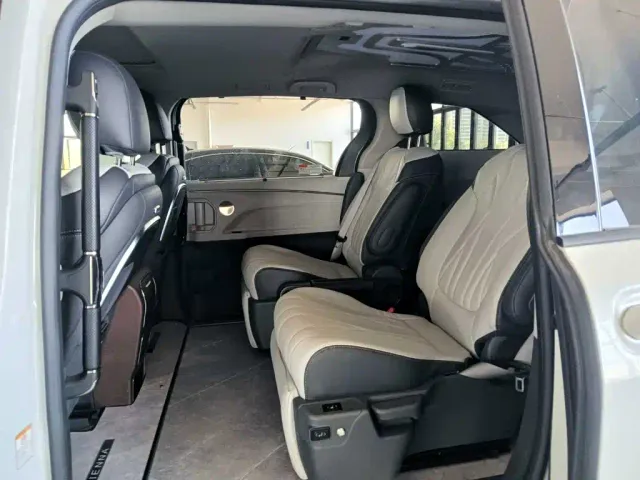 Toyota Sienna — Фото автомобиля 10