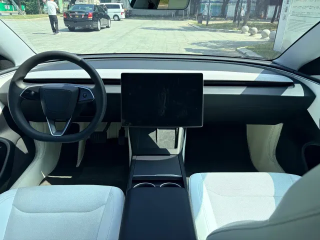 Tesla Model 3 — Фото автомобиля 10