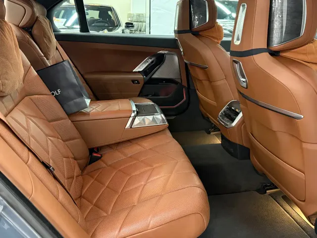 BMW i7 — Фото автомобиля 10