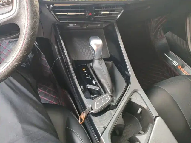 Roewe i5 — Фото автомобиля 13