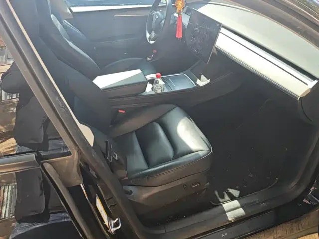 Tesla Model Y — Фото автомобиля 8