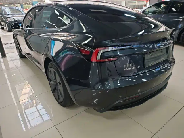 Tesla Model 3 — Фото автомобиля 22