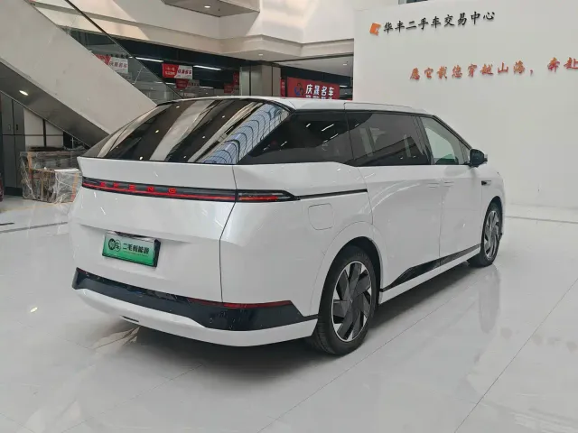 Xpeng X9 — Фото автомобиля 8