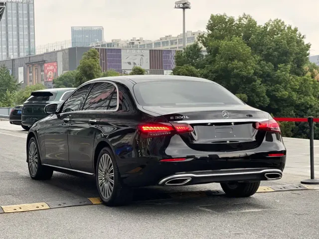 Mercedes-Benz E-Class — Фото автомобиля 4