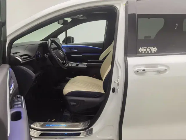 Toyota Sienna — Фото автомобиля 10