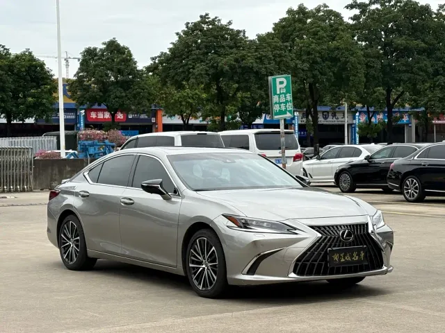 Lexus ES — Фото автомобиля 3