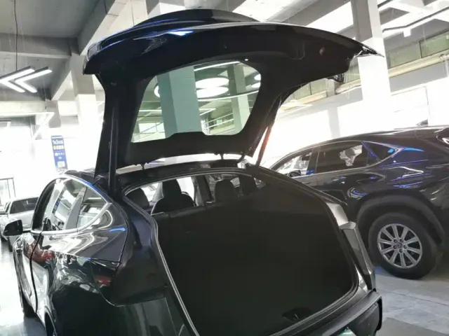 Tesla Model Y — Фото автомобиля 18