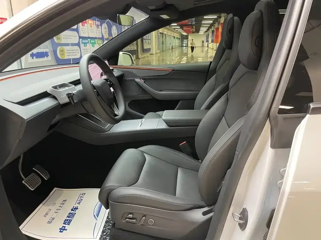 Tesla Model Y L 2025 Facelift Long Range AWD — Фото автомобиля 8