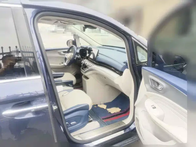 Roewe iMAX8 — Фото автомобиля 12