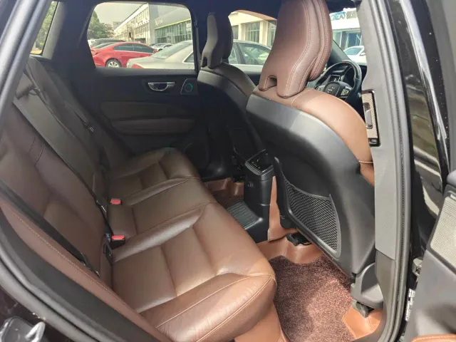 Volvo XC60 — Фото автомобиля 8