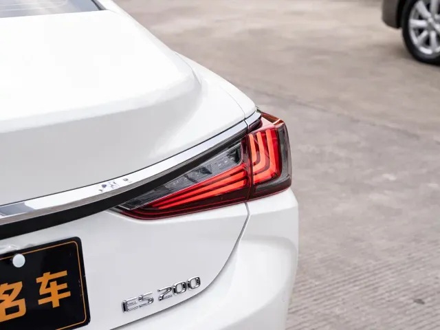 Lexus ES — Фото автомобиля 7