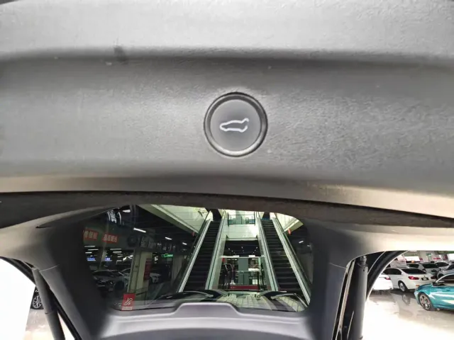 Tesla Model Y — Фото автомобиля 17