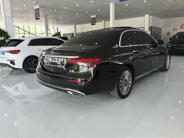 Mercedes-Benz E-Class — Фото автомобиля 4