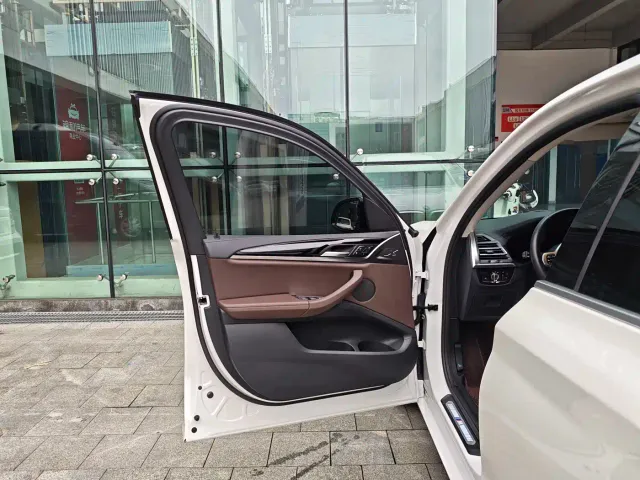 BMW iX3 — Фото автомобиля 9